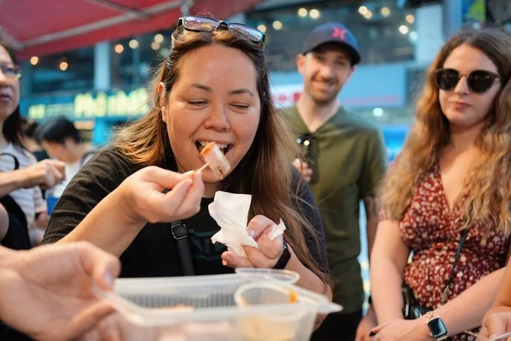 Hong Kong Street Food Tour with Locals - Dim Sum, Wonton & more · 2/4
