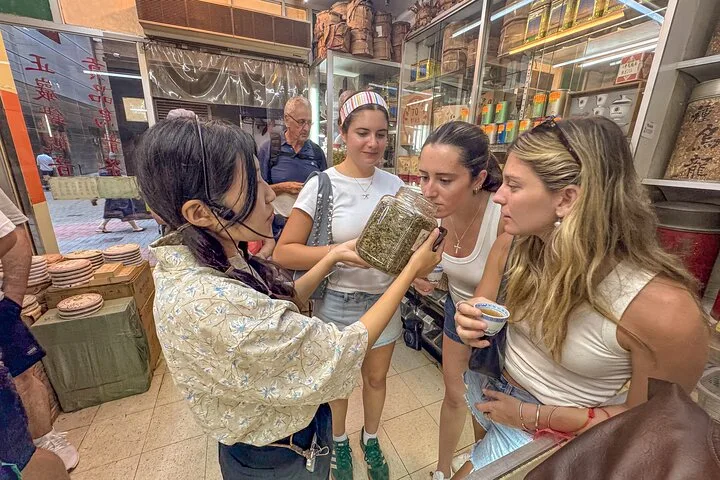Hong Kong Street Food Tour with Locals - Dim Sum, Wonton & more · 4/4